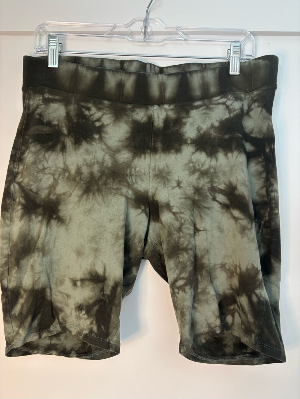 torrid Olive Green and Black Tie-Dye Bike Shorts size 2